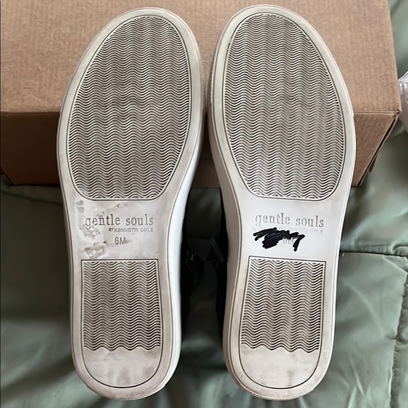 Gentle Souls Carol by Kenneth Cole - Picture 6 of 13